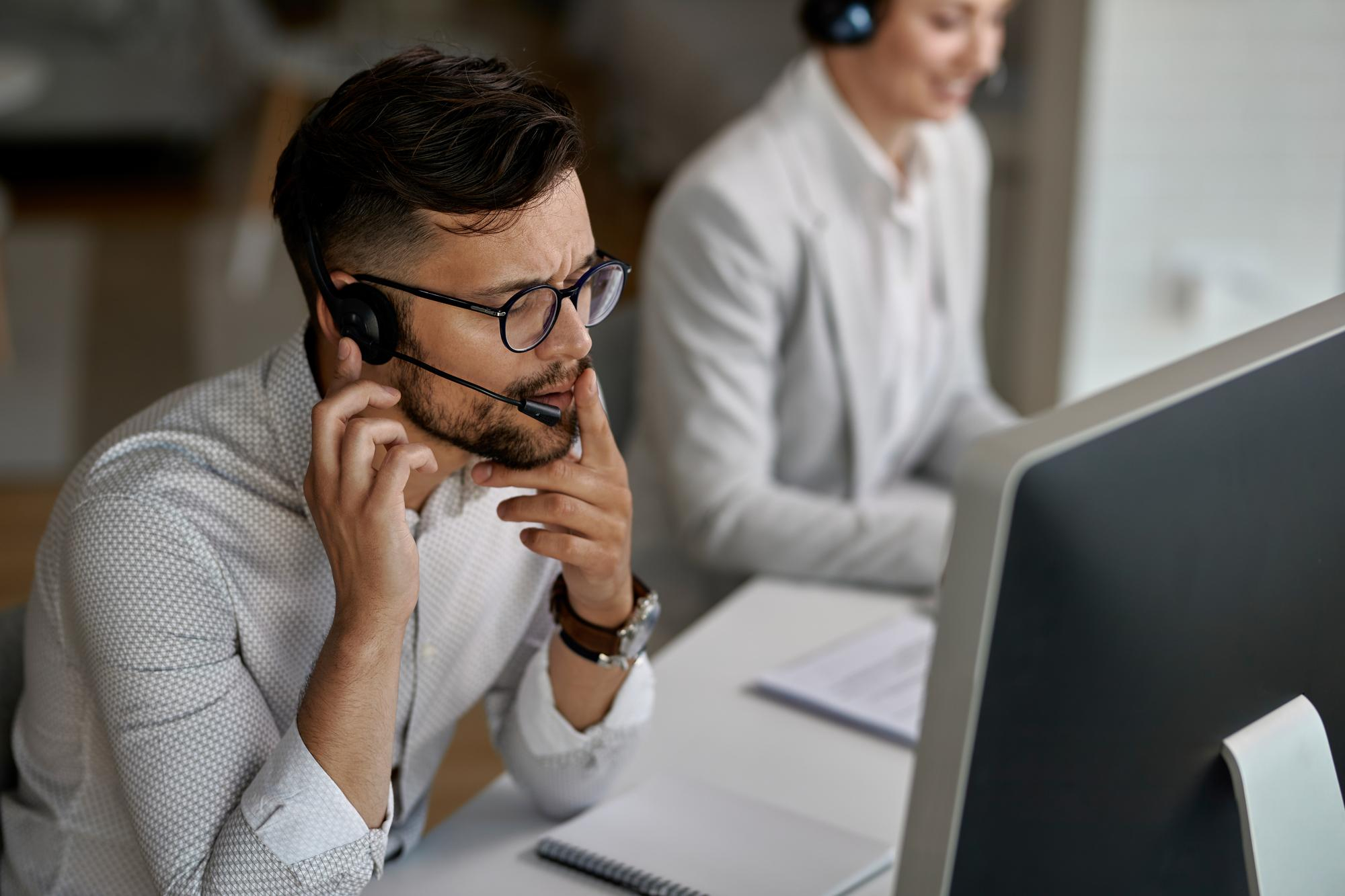 agente-de-call-center-concentrado-hablando-con-un-cliente-mientras-trabaja-en-la-oficina-servicio-urgencias-24-horas