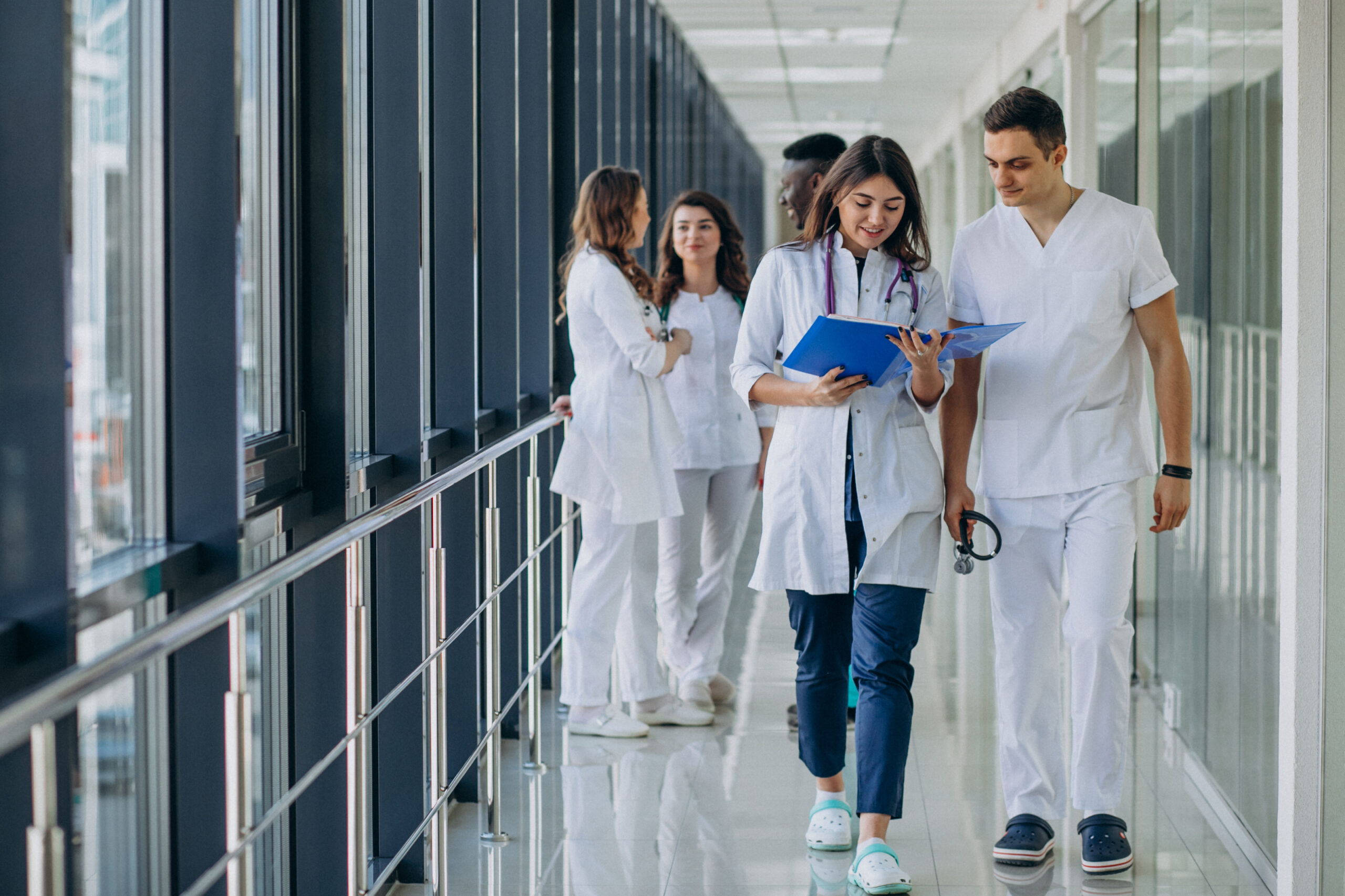 equipo-de-jovenes-doctores-especialistas-en-el-pasillo-del-hospital