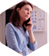 clienta-de-bee-calling-hablando-por-telefono