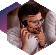 agente-telefonico-bee-calling-hablando-por-telefono-con-un-cliente
