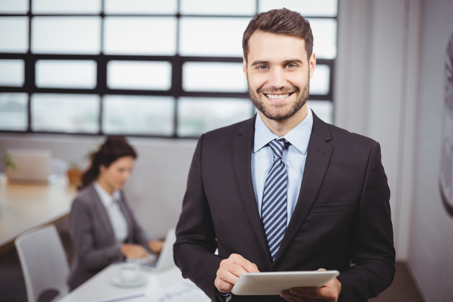 Hombre de Negocios con un informe en la mano sonriendo