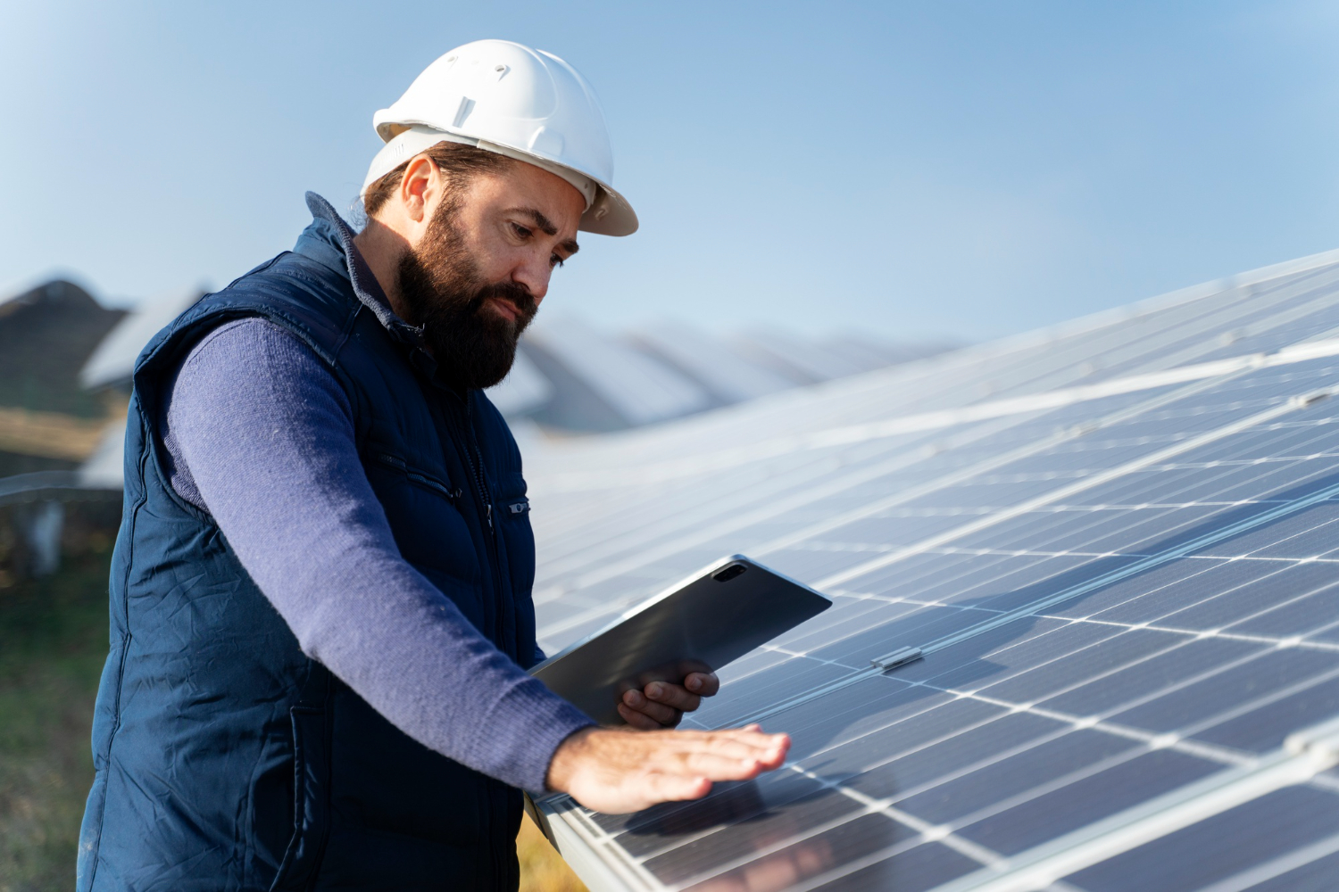 trabajador-sector-energia-revisando-unas-placas-solares